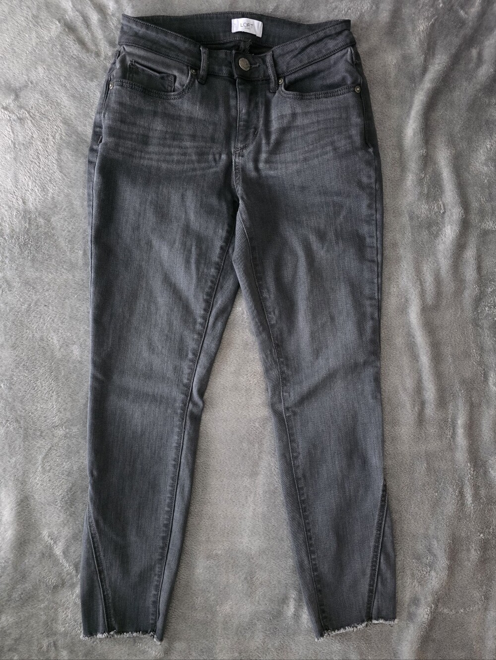 LOFT Outlet Curvy Skinny Jeans Grey Size 2 Raw Hem Angled Seam 536018
